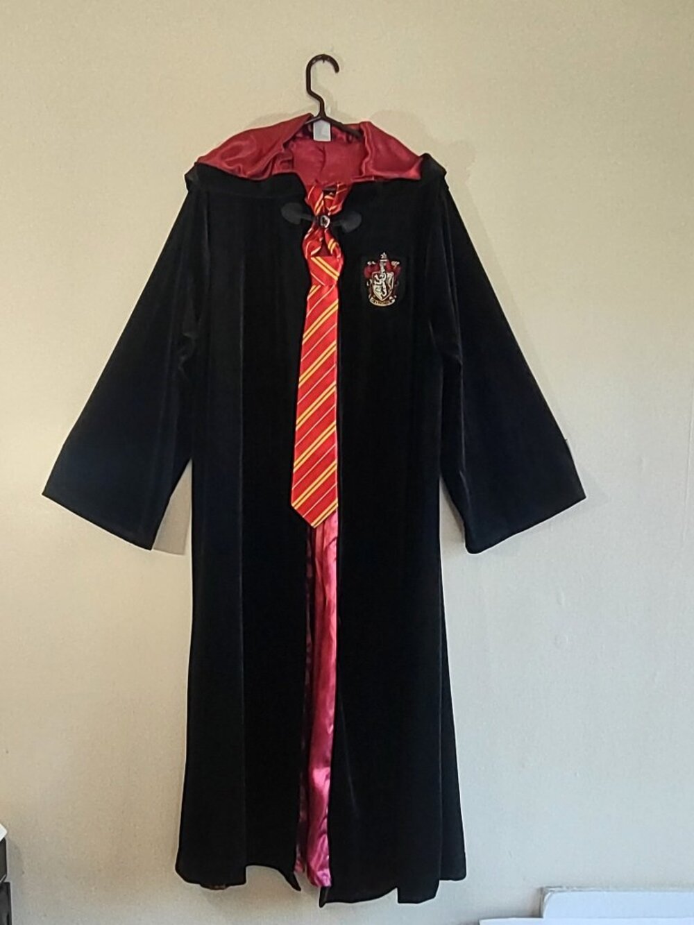 Hogwarts Harry Potter Adult Griffindor Wizard Velvet Robe w/ Patch & Tie Costume